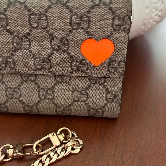 *AUTHENTIC*GUCCI GG SUPREME MONOGRAM ORANGE HEART WALLET - Picture 4 of 15